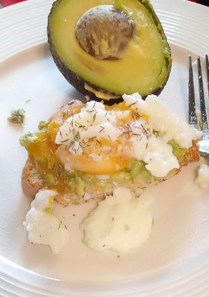 A picture of Smashed 🥑 on toast with poached egg 😋😋.