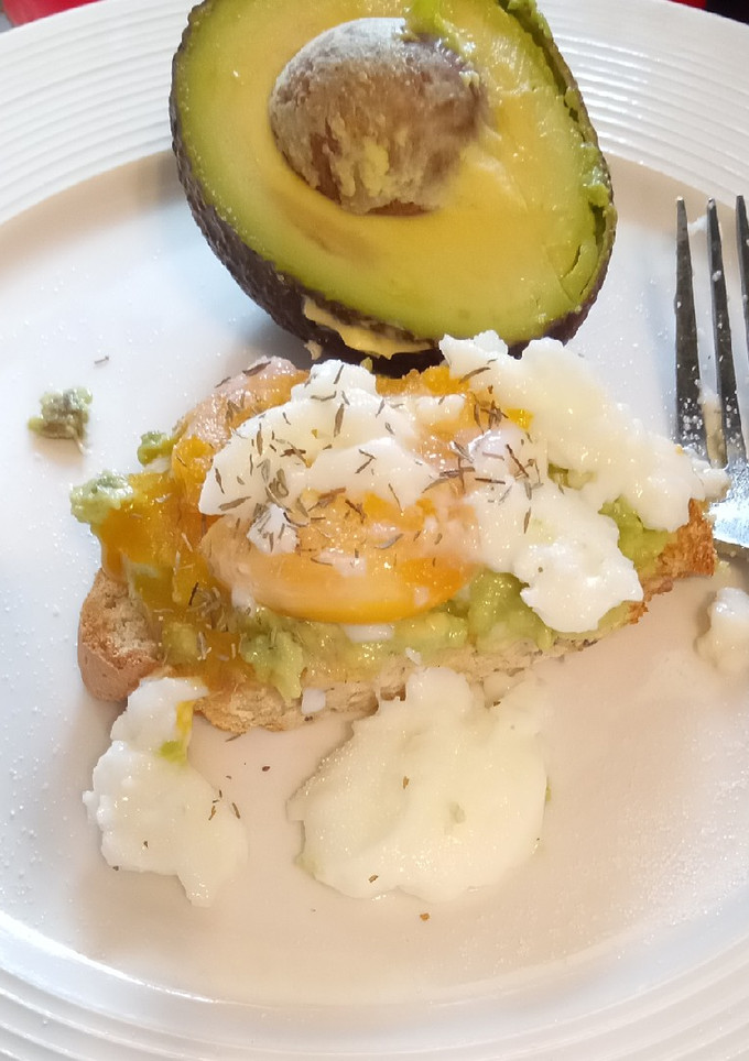 A picture of Smashed 🥑 on toast with poached egg 😋😋.