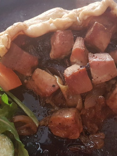 Una foto de Tarta de cebolla ("pissaladière") con atún