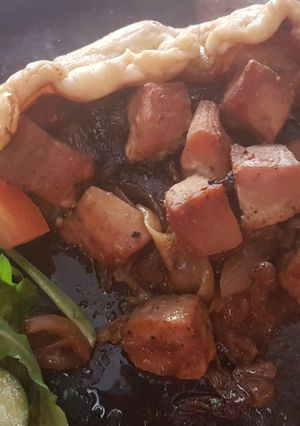 Una foto de Tarta de cebolla ("pissaladière") con atún