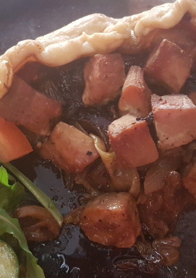 Una foto de Tarta de cebolla ("pissaladière") con atún