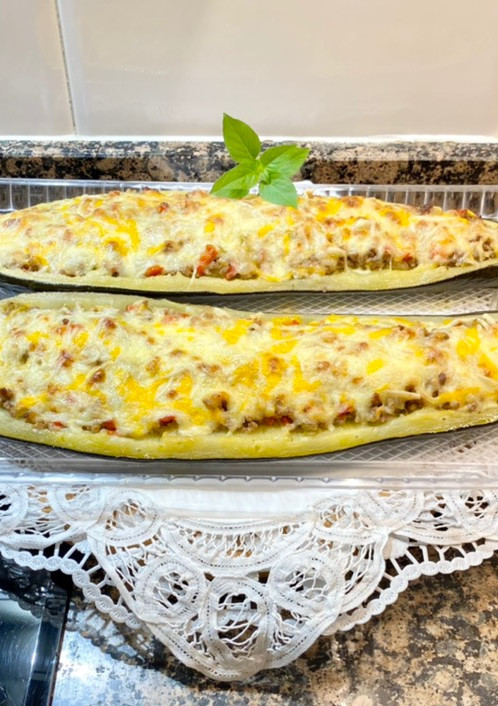 Una foto de Calabacín relleno con gratinado de queso