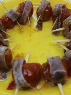 Una foto de Tomates cherrys en almíbar con anchoas