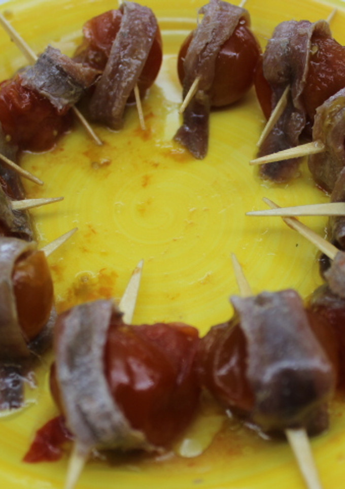Una foto de Tomates cherrys en almíbar con anchoas