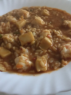 Una foto de Arroz meloso con sepia y gambones