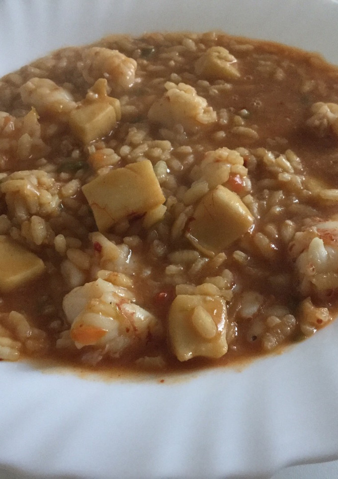 Una foto de Arroz meloso con sepia y gambones