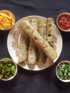 લીલા લસણ ના પરોઠા (Lila Lasan Paratha Recipe In Gujarati) રેસીપી મુખ્ય ફોટો