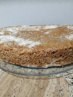 Una foto de Bizcochuelo de Cacao y jengibre relleno de coco 🥥🍫