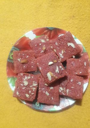 गाजर सूजी की बर्फी(Gajar suji ki barfi recipe in Hindi) रेसिपी मुख्य फोटो