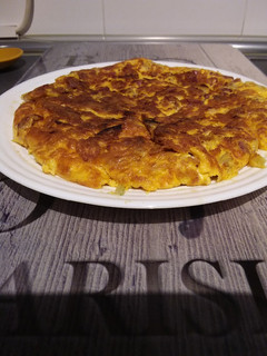Una foto de 🍳Tortilla de cebolla con jamón🐖 ibérico
