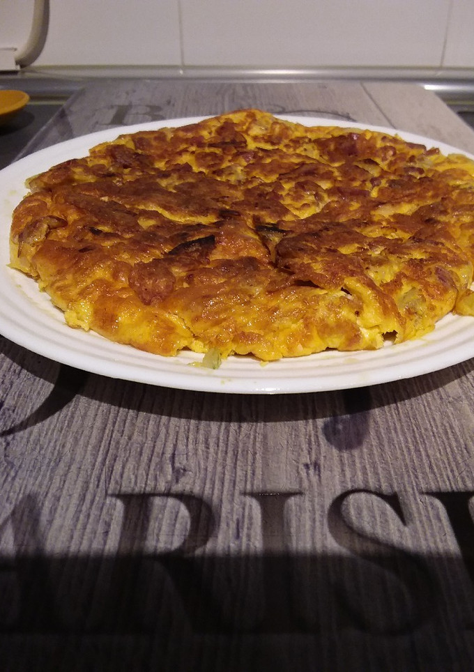 Una foto de 🍳Tortilla de cebolla con jamón🐖 ibérico