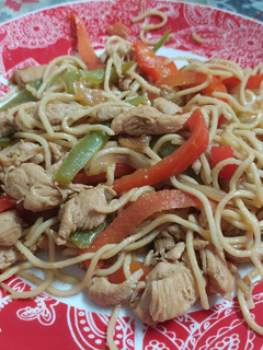 Una foto de Wok de pollo con verduras