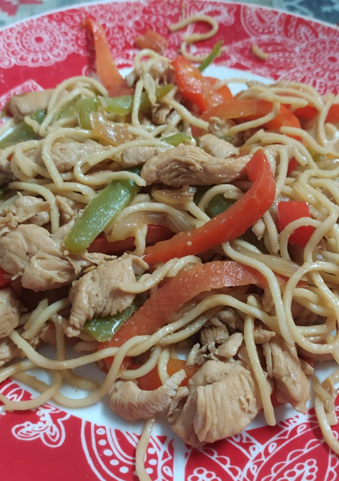 Una foto de Wok de pollo con verduras