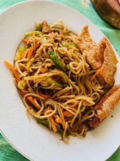 Una foto de Chao mein casero
