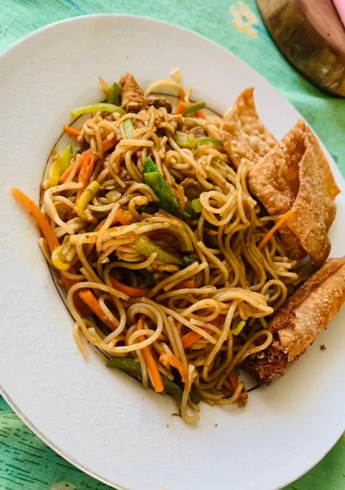 Una foto de Chao mein casero