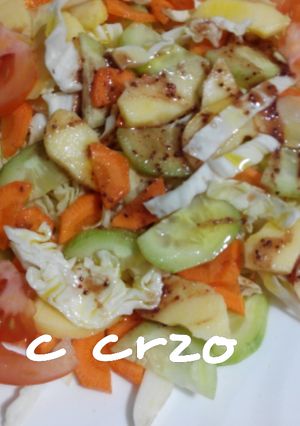 Una foto de Ensalada de repollo, aderezada con vinagre de fresas