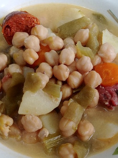 Una foto de Potaje de garbanzos y judías verdes