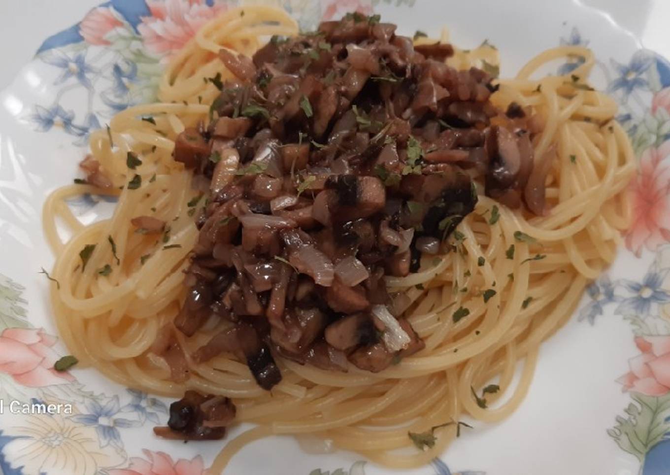 Espaguetis con champiñones al ajillo picantes