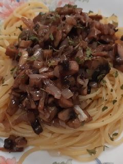 Una foto de Espaguetis con champiñones al ajillo picantes