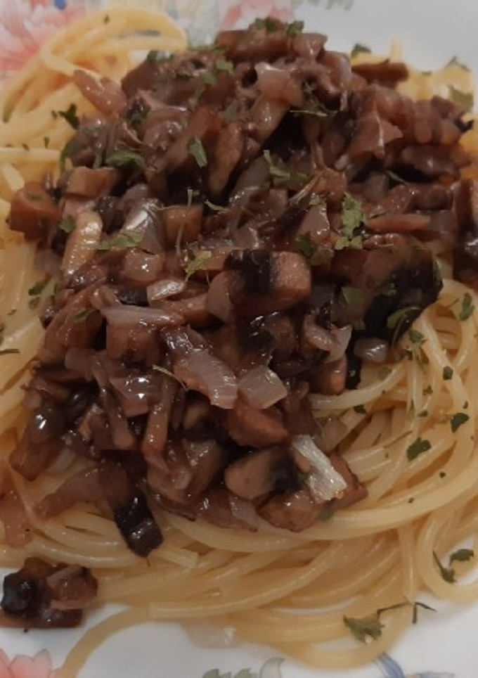 Una foto de Espaguetis con champiñones al ajillo picantes