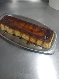 Una foto de Puddin con manzana