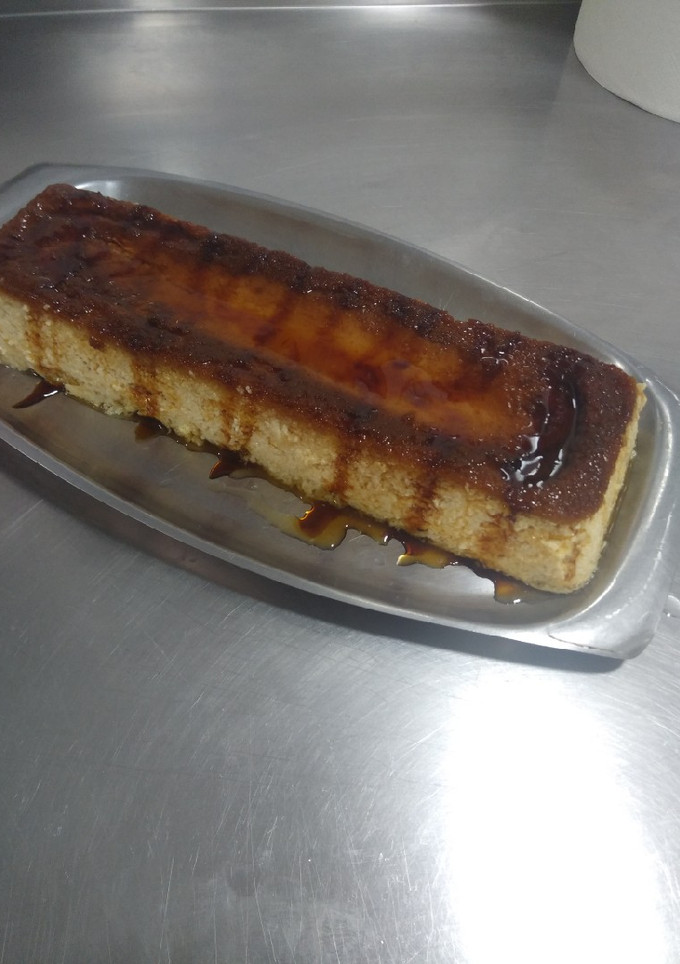 Una foto de Puddin con manzana