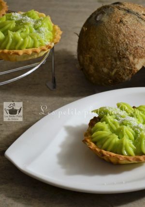Une photo de Tartelette crème de coco citron vert pour la St Patrick