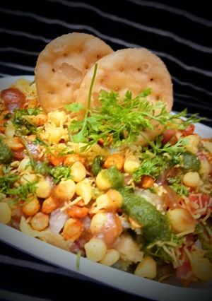 आलुपापडी मिक्स चाट (aloo papadi mix chat recipe in marathi) रेसिपी चे मुख्य फोटो 