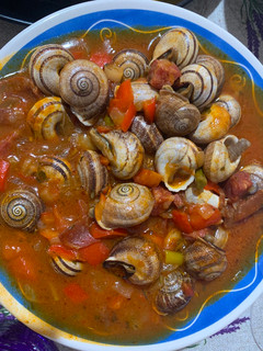 Una foto de Caracoles con chorizo y jamón