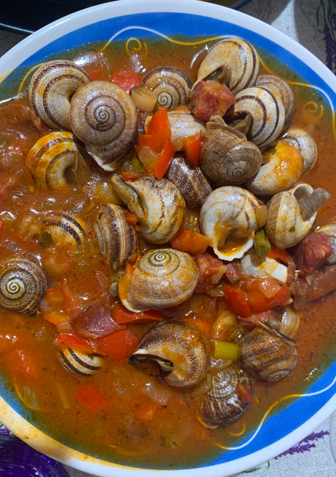 Una foto de Caracoles con chorizo y jamón