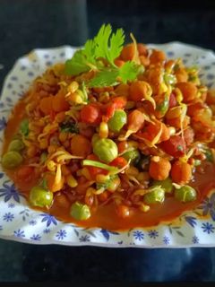 ग्रीन मटार आणि मिश्र कडधान्य ऊसळ (matar usal recipe in marathi) रेसिपी चे मुख्य फोटो 