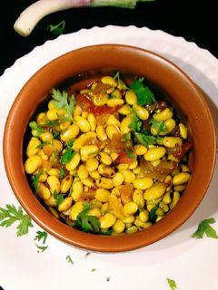 सोयाबीन उसळ (soyabean usal recipe in marathi) रेसिपी चे मुख्य फोटो