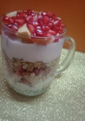 योगर्ट पैराफिट (Yogurt Parfait recipe in Hindi) रेसिपी मुख्य फोटो