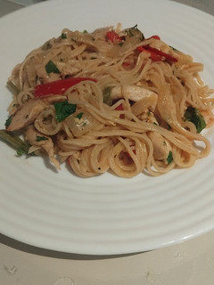 Una foto de 🍜 Tallarines (noodles) con pollo 🐔 y salsa de miel 🍯 y mostaza