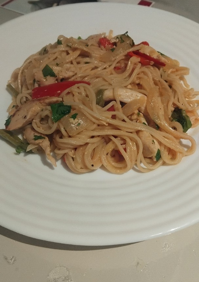 Una foto de 🍜 Tallarines (noodles) con pollo 🐔 y salsa de miel 🍯 y mostaza