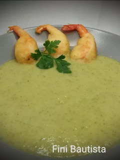 Una foto de Crema de brócoli con gambas a la gabardina