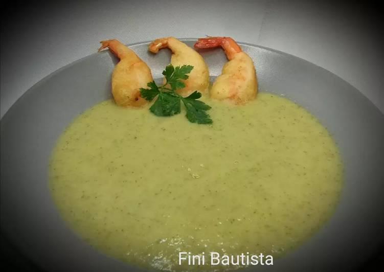 Crema de brócoli con gambas a la gabardina