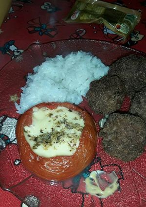 Una foto de Tomate relleno con albóndigas y arroz