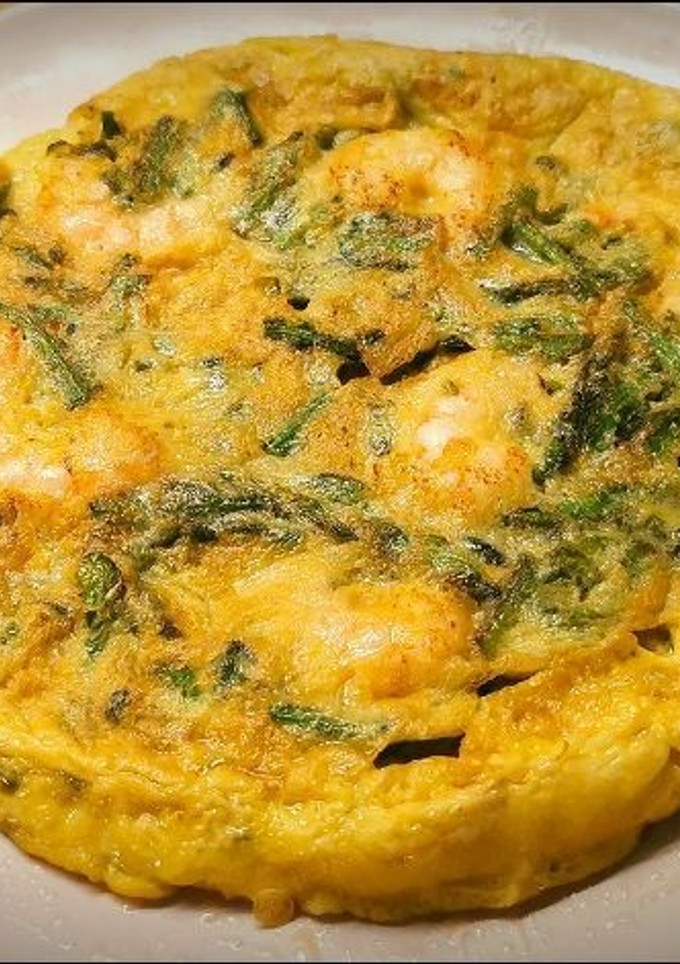 Una foto de Tortilla de trigueros con gambas rojas