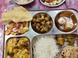 पूर्वी यूपी की प्रसिद्ध थाली मूंग की दाल की कढ़ी (मूंगोड़ी)चावल,जीरा आलू,कचरी,पापड़,चटनी, अचार रोटी साथ में बेसन के लड्डू