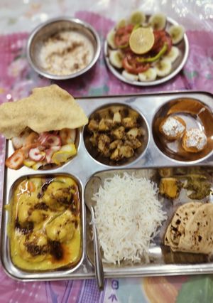 पूर्वी यूपी की प्रसिद्ध थाली मूंग की दाल की कढ़ी (मूंगोड़ी)चावल,जीरा आलू,कचरी,पापड़,चटनी, अचार रोटी साथ में बेसन के लड्डू रेसिपी मुख्य फोटो