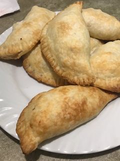 Una foto de Empanadas de pollo y salsa blanca