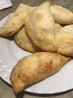 Una foto de Empanadas de pollo y salsa blanca
