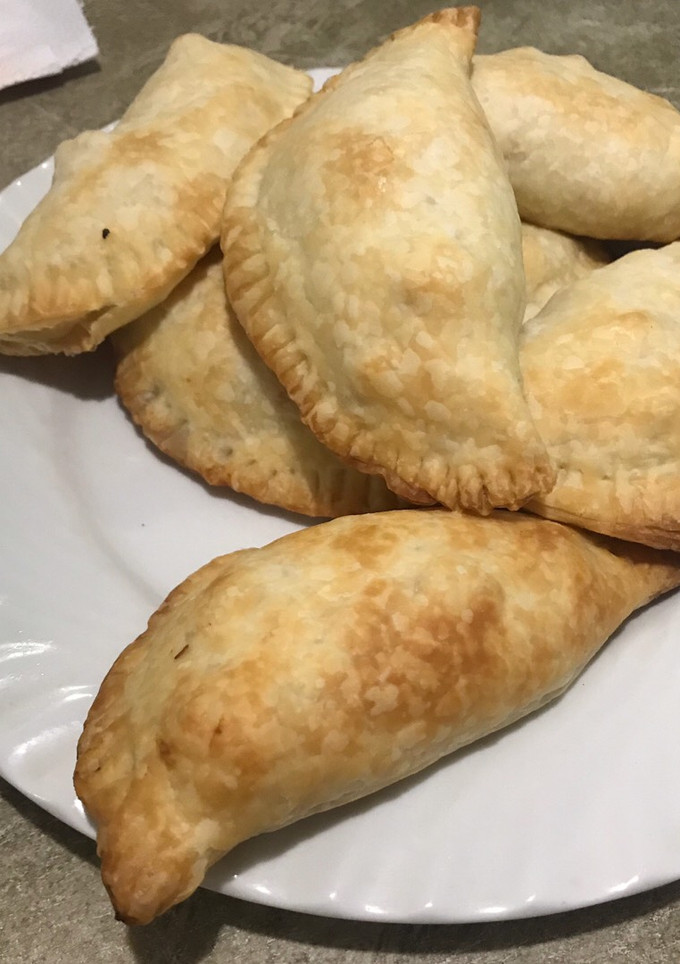 Una foto de Empanadas de pollo y salsa blanca