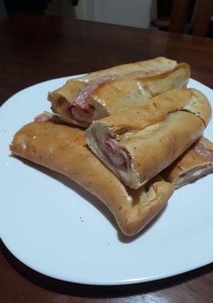 Una foto de Panes rellenos de jamón y queso