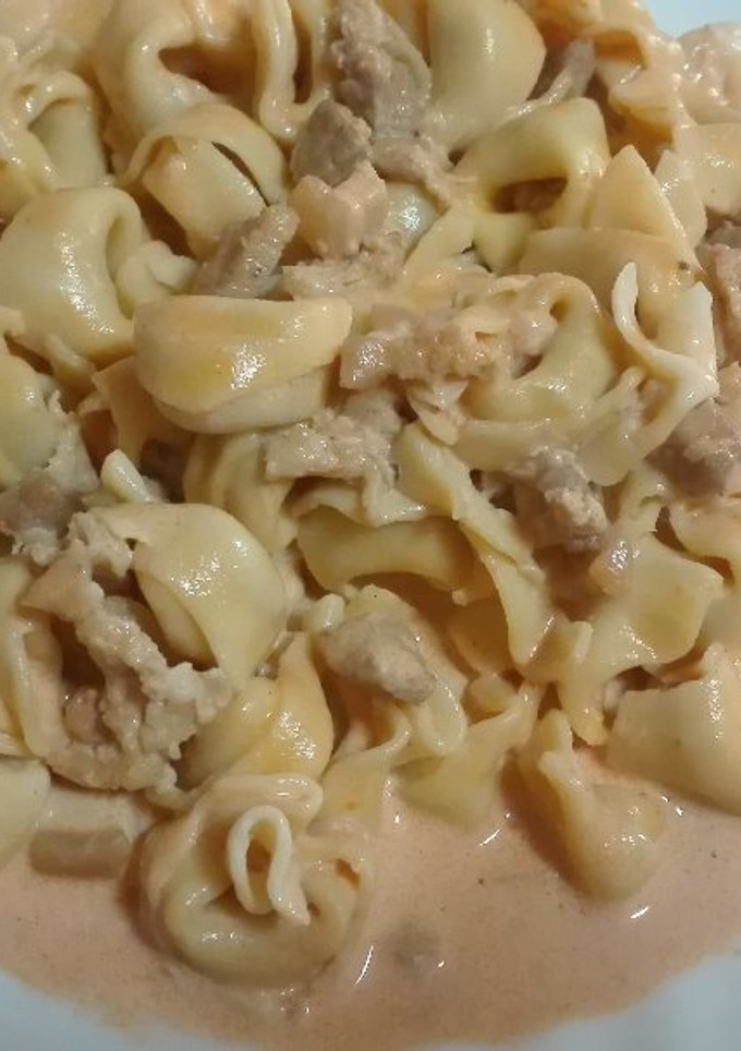 Una foto de Tortellinis de carne con salsa de tomate, nata y panceta