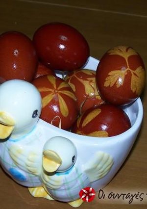 A picture of Easter red eggs.