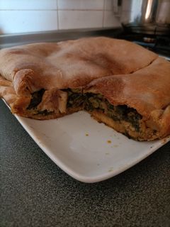 Una foto de Empanada (espinagada) mallorquina de pescado