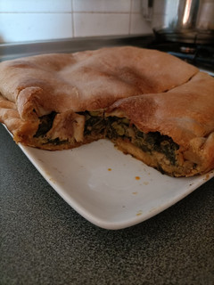 Una foto de Empanada (espinagada) mallorquina de pescado