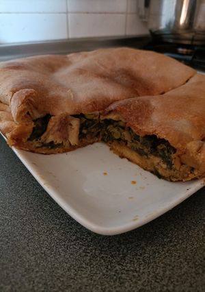 Una foto de Empanada (espinagada) mallorquina de pescado